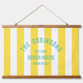 ビーチハウスファミリーネームイエローカバナストライプ 吊り下げ型タペストリー (正面)