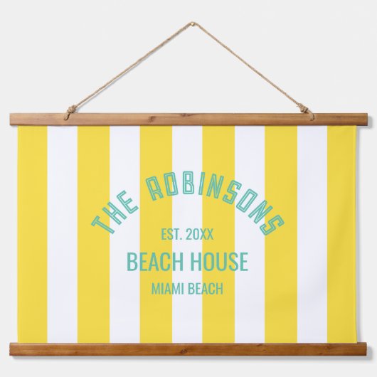 ビーチハウスファミリーネームイエローカバナストライプ 吊り下げ型タペストリー (正面)