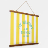 ビーチハウスファミリーネームイエローカバナストライプ 吊り下げ型タペストリー (傾斜あり)