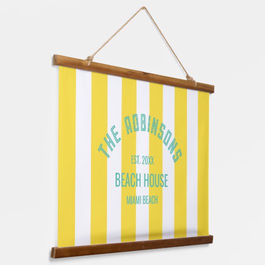 ビーチハウスファミリーネームイエローカバナストライプ 吊り下げ型タペストリー (傾斜あり)