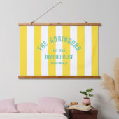 ビーチハウスファミリーネームイエローカバナストライプ 吊り下げ型タペストリー (寝室)