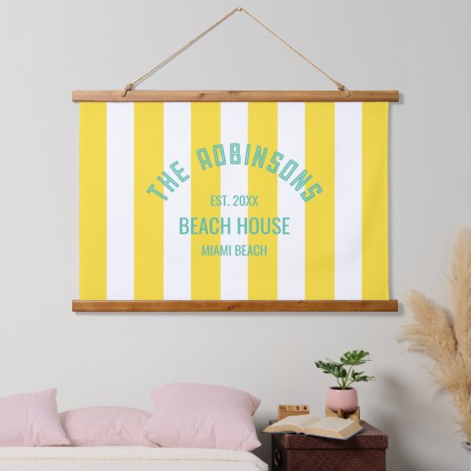 ビーチハウスファミリーネームイエローカバナストライプ 吊り下げ型タペストリー (寝室)