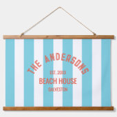 ビーチハウスファミリーネームブルーカバナストライプ 吊り下げ型タペストリー (正面)