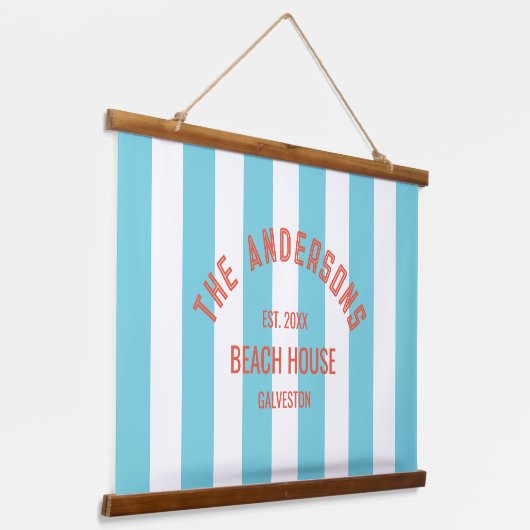 ビーチハウスファミリーネームブルーカバナストライプ 吊り下げ型タペストリー (傾斜あり)