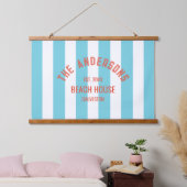 ビーチハウスファミリーネームブルーカバナストライプ 吊り下げ型タペストリー (寝室)