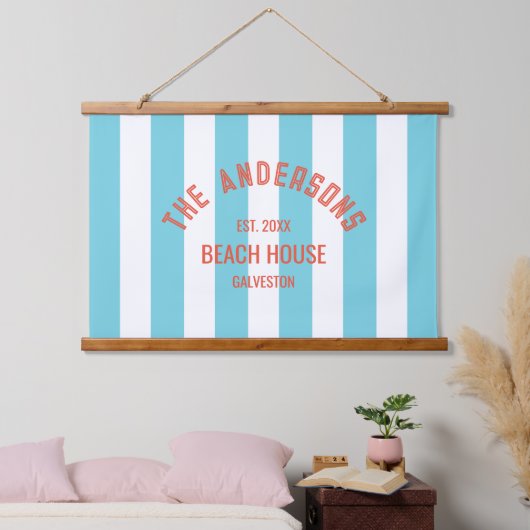 ビーチハウスファミリーネームブルーカバナストライプ 吊り下げ型タペストリー (寝室)