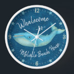 ビーチハウスブルーホエールウ航海のェレコメ |カスタム 壁時計<br><div class="desc">青いクジラのオリジナルスケッチを持つパーソナライズされたこの"Whalecom"のデザインより顕著に美しい、ビーチハウスのを見つけることはないだろう。ゴージャスなクジラは、濃い紺色の背景にティール(緑がかった色)と金色のベージュの色合いで作られている。海祝辺に浮かぶアート作品。テンプレートを使用して簡単に文字を変更。あなたのビーチハウスの名前を追加/夏の家/コテージ – または任意の文字。ヒント: "Whalehome to"カスタマイズ文字を変更したり、クジラを回転およびサイズ変更したりするためには、さらにパーソナライズ/カスタマイズすることもできます。</div>