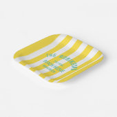 ビーチハウス名前をカスタムするイエローカバナストライプホテル ペーパープレート (傾斜あり)