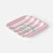 ビーチハウス名前をカスタムするピンクカバナストライプホテル ペーパープレート (傾斜あり)