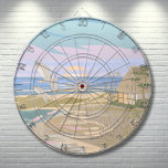 ビーチハウス ダーツボード<br><div class="desc">このアートプリントダーツボードで夏の日の穏やかな海岸の至福に自分自身を輸送し、静かなビーチシーンの本質を捉える。青、ピンク、紫、タン、クリームの柔らかいパステルの色合いは、海の穏やかなサーフィンのキスが海岸をする海岸の夕日や日の出の落ち着いた雰囲気を呼び起こす。夏の暖かい風の中でカモメが踊るように、このプリントは近くに可愛い小さなビーチコテージを持つビーチによってリラックスの1日の本質を包み込む。モノグラムまたは個人的なフレーズを追加して、それはあなただけのユニークな作り、この沿岸の最高傑作はあなたの記憶や経験と共鳴することができる。芸術的抽象芸術パステルカラフルビーチハウスダーツボードホームデコール</div>