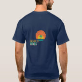 ビーチバイブTシャツ - 海岸沿いの山の冒険 Tシャツ (裏面)