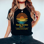 ビーチバケーションファミリーフレンズカスタムクールサンセット Tシャツ<br><div class="desc">愛する人と一緒に休暇を過ごす喜びのための完璧な選択である「家族の友達のためのビーチバケーションシャツカスタムTシャツ」と一緒に祝永続的な思い出を作成する。家族旅行でも、友達との女の子の旅行でも、夏の休暇でも、これらのシャツカスタムは、あなたのアンサンブルに個人的でレトロなtouchを追加するように設計されている。レトロなサンセットレイの波打つデザインを備えたシャツは、良い生活の本質と思い出を一緒に作る喜びを捉えている。家族のカスタムデザインのシャツと家族のシャツのオプションパーソナライズされたは、各メンバーが個性のあるビーチで際立つユニークことを保証し、結束して自分の家族の休暇を探すスタイリッシュことができる。一緒祝に、声明を作り、忘れられない思い出を作り出す「家族の友達のためのビーチバケーションシャツカスタムTシャツ」 – あなたのバケーションワードローブに加えスタイリッシュてパーソナライズされた。あなたはリラックスは、海岸でも友達と一緒に女の子の旅行を楽しむことも、これらのシャツは家族や友人との夏休みを記念するのに最適な方法である。</div>
