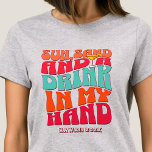 ビーチバチェロレッテグルービーサンサンドドリンク Tシャツ<br><div class="desc">このビーチのバチェロレッテTシャツで今後のバチェロレッテ素晴らしにスプラッシュパーソナライズされたを作ろう。あなたは祝はバッハ旅行でも、女子の休暇でも、友達の休日でも最高の、このビーチのバチェロレッテのTシャツはあなたの忘れられない休暇に完璧に追加されカスタムる。文字オプションを使用して、バチェロレッテの服装に個人touchを追加する。お想像スポーツの客様の特別なイベントを記念して独自にデザインされた上品なtシャツグルーヴとレトロなデザインは、シックでタイムレスな外観を保証し、ビーチの思い出が消えた後に長い時間を大切にする。レトロなデザインのエッセンスを取り込み、服の心地よいを楽モダンしむ。このヴィンテージインスパイアシャツは両方の世界を楽に最高の混合させる。太陽に浸されたビーチからナイトライフまで鮮やか、これらのシャツはスタイルと心地よいの典型である。理想的なバチェロレッテを探す？もう見ろ！このカスタムTシャツはスタイルで分隊を団結させるだけでなく、忘れられないパーティーの好意と同じくらい二重に。あなたの女の子はあなたのビーチのバチェロレッテ冒険からこれらの記念品を崇拝し、笑いの思い出を思い出させ、結合、そして無限のおもしろいを共有した。あなたは波や踊りでカクテルを飲むかどうかは遠くに、このカスタムTシャツは、あなたのバチェロレッテの贅沢のあらゆる瞬間のための完璧なアンサンブルである。touchパーソナライズされたとシックなデザインは、忘れられない旅の本質を捉えるInstagramの価値のある写真のために作る。このビーチバチェロレッテTシャツで頭を回し、永続的な思い出を作るカスタム準備をしなさい。詳細を通して個性を輝かせパーソナライズされた、レトロなビーチサイドのお祝いの魔法に楽しめインスパイアる。今すぐ買い物し、あなたのバチェロレッテを覚えるイベントにする！</div>