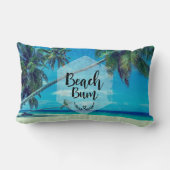 ビーチバムタイポグラフィと熱帯のヤシの木 ランバークッション (裏面)