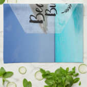 ビーチバムタイポグラフィ – アンブレラオントロピカルビーチ キッチンタオル (折り畳み)