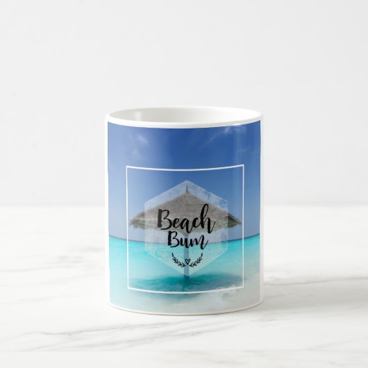 ビーチバムタイポグラフィ – アンブレラオントロピカルビーチ コーヒーマグカップ (中央)