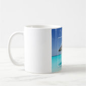 ビーチバムタイポグラフィ – アンブレラオントロピカルビーチ コーヒーマグカップ (左)