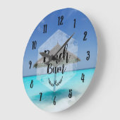 ビーチバムタイポグラフィ – アンブレラオントロピカルビーチ ラージ壁時計 (傾斜)