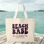 ビーチバーベパープルマッチングバチェロレッテ ラージトートバッグ<br><div class="desc">ビーチのBabe Purple MatchingバチェロレッテLarge Tote Bagで素晴らしいビーチサイドお祝いのギアアップ – マイアミ、フロリダのバチェロレッテ、またはビーチをテーマにしたお祝いのための究極のアクセサリー！このパーソナライズされたキャンバスのトートバッグは単なるアクセサリースタイリッシュではなく、考え深いバチェロレッテギフトであり、チーム全体に最適である。ビーチバチェロレッテ鮮やかの雰囲気を念頭に置いて設計されたこの大きなトートバッグは、目的地の結婚式や太陽の下のおもしろいで満たされたバチェロレッテに最適である。あなたはのパックの必需品や夜の二日酔いのキットの準備など、このバッグはマイアミのお祝いにとって最適なパートナーである。紫のお洒落デザインはビーチシーな雰囲気に洗練のtouchを追加し、花嫁の贈り物スタイリッシュ、メイド・オブ・オーナー（花嫁付き添い人）の結婚式の贈り物、またはソロリティの贈り物のための実用的な選択を作る。寛大なサイズは運、1日のビーチや1泊の街で必要な全てのものを確実に行うことができる。私たちのビーチBabe Purple Matchingバチェロレッテラージトートバッグで声明を作る – 記憶に残るビーチバチェロレッテ体験のためのスタイルと機能の完璧なブレンド！</div>