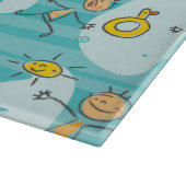 ビーチパターンで遊んでいるかわいい子供 カッティングボード (角)