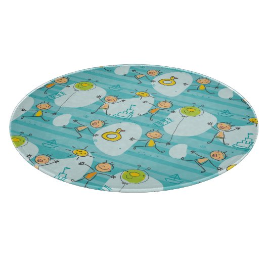 ビーチパターンで遊んでいるかわいい子供 カッティングボード (角)