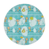 ビーチパターンで遊んでいるかわいい子供 カッティングボード (正面)