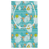 ビーチパターンで遊んでいるかわいい子供 スモールペーパーバッグ (裏面)