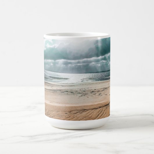 ビーチパーソナライズされたシーン時計 コーヒーマグカップ (中央)