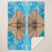 ビーチパーティーブルースサン海の傘ポップ・アートの色 シェルパブランケット (正面)