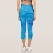 ビーチパーティーブルースサン海ウォーターポップ・アートのプールカラー カプリレギンス (裏面)