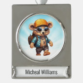 ビーチビーベアで晴れた冒険 – おもしろい準備 シルバープレートバナーオーナメント (正面)