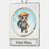 ビーチビーベアで晴れた冒険 – おもしろい準備 シルバープレートバナーオーナメント (左)