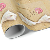 ビーチピンクのシェル上のモノグラムハート ラッピングペーパー (ロールコーナー)