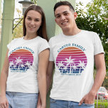ビーチファミリー懇親会カスタムクルーズサマーバケーション Tシャツ<br><div class="desc">島のカッコいいクルーズでパパや兄弟のための家族休暇tシャツに一致する衣服。ピンクのビーチの夕日の前に美しかわいらしいヤシの木が特徴。海カスタムへの夏の旅行に最適なTシャツ。</div>