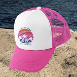 ビーチファミリー懇親会カスタムクルーズピンクパームツリー キャップ<br><div class="desc">お母カッコいいさんや妹のための家族の休暇の帽子に一致する島のクルーズで衣服。ピンクのビーチの夕日の前に美しかわいらしいヤシの木が特徴。海カスタムへの夏の旅行に最適な帽子。</div>