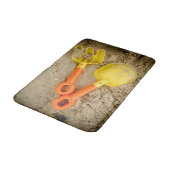 ビーチプリントイエローアンドオレンジサンドトイズ バスマット (アングル)