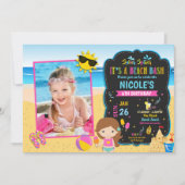 ビーチプール誕生日パーティーの少女と写真 招待状 (正面)