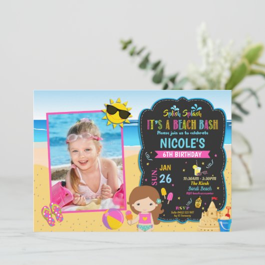 ビーチプール誕生日パーティーの少女と写真 招待状 (スタンド正面)