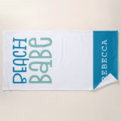 ビーチベファンキーータイポグラフィ名ティール（緑がかった色）ホワイト ビーチタオル (正面)