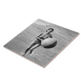 ビーチボールを持つ女性 タイル (側面)