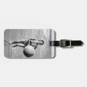 ビーチボールを持つ女性 ラゲッジタグ (正面横)