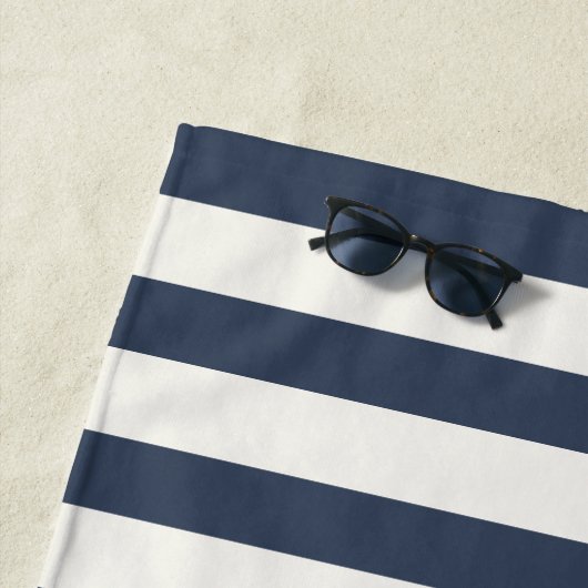ビーチモダンハウスファミリー名スクリプトネイビーブルー ビーチタオル (インサイチュ)
