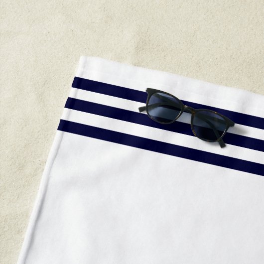 ビーチモダンハウスホワイトネイビーブルーサンピパーズ ビーチタオル (インサイチュ)