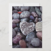 ビーチモダンペブルハート日付の保存 招待状 (裏面)