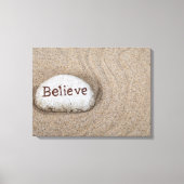ビーチロックに書かれたBelieve キャンバスプリント (正面)