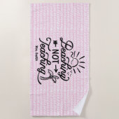 ビーチン教えグ|おもしろい先生引用文ピンク ビーチタオル (正面)