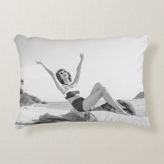 ビーチヴィンタのビキニの魅力的な若い女性 アクセントクッション (正面)