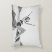 ビーチヴィンタのビキニの魅力的な若い女性 アクセントクッション (正面(垂直))