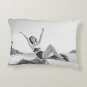 ビーチヴィンタのビキニの魅力的な若い女性 アクセントクッション (裏面)