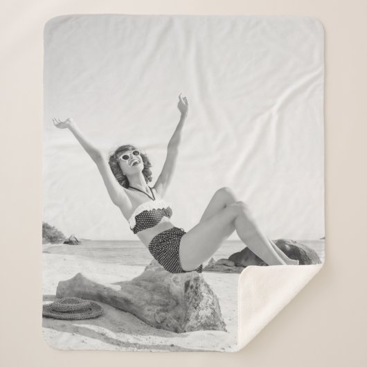 ビーチヴィンタのビキニの魅力的な若い女性 シェルパブランケット (正面)
